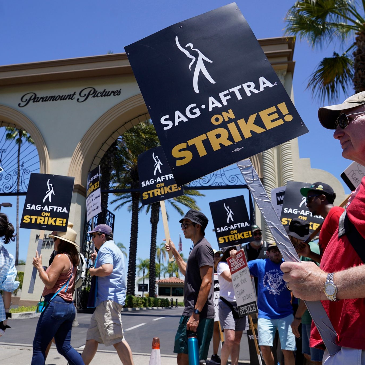 Nach mehr als 60 Jahren streiken die Schauspieler und Drehbuchautoren in den USA erstmals wieder gemeinsam. - Foto: Chris Pizzello/AP/dpa