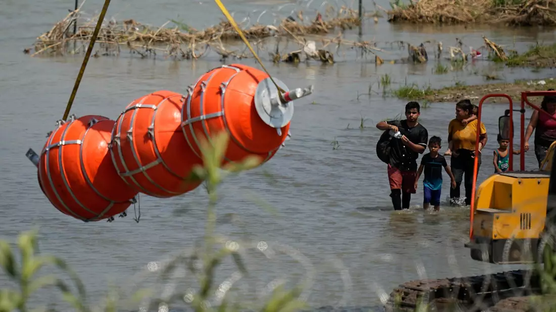 Die schwimmende Barriere soll Migranten daran hindern, von Mexiko nach Texas zu gelangen. - Bild: Eric Gay/AP