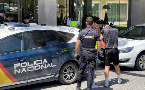 Ein Verdächtiger wird von der Polizei zu einem Hotel gebracht. - Foto: Ingo Wohlfeil/dpa