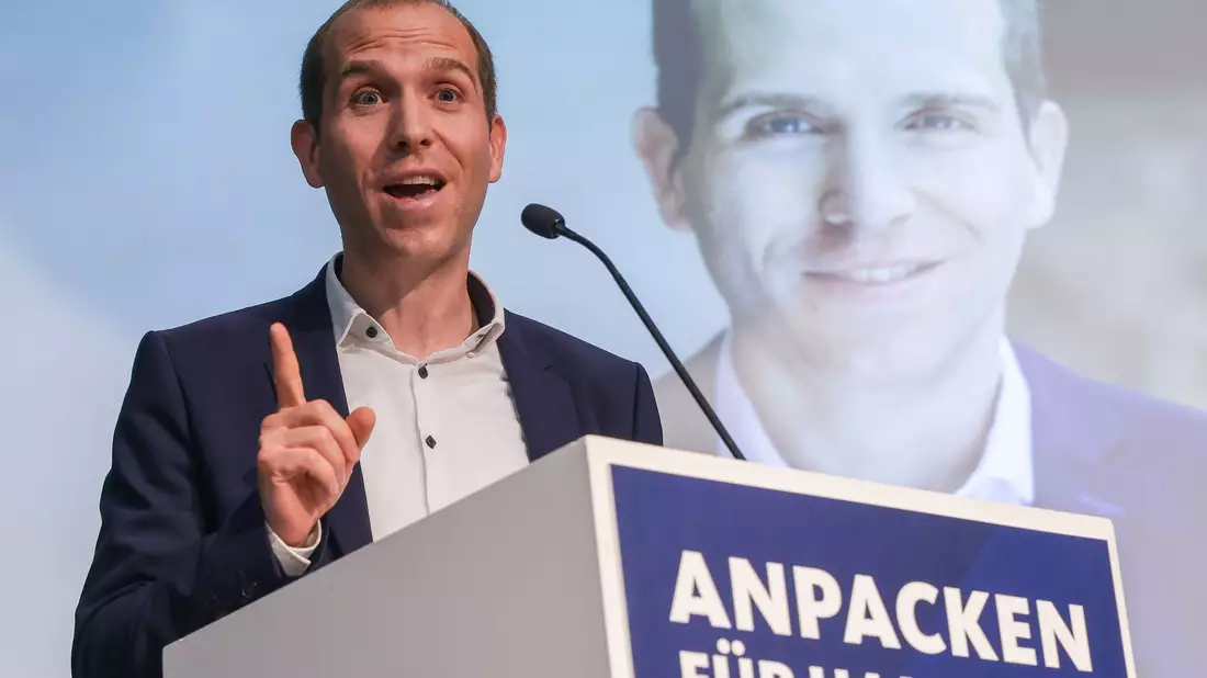 Hamburgs CDU-Landesvorsitzender Dennis Thering ruft seine Partei zur Geschlossenheit auf. - Bild: Christian Charisius/dpa