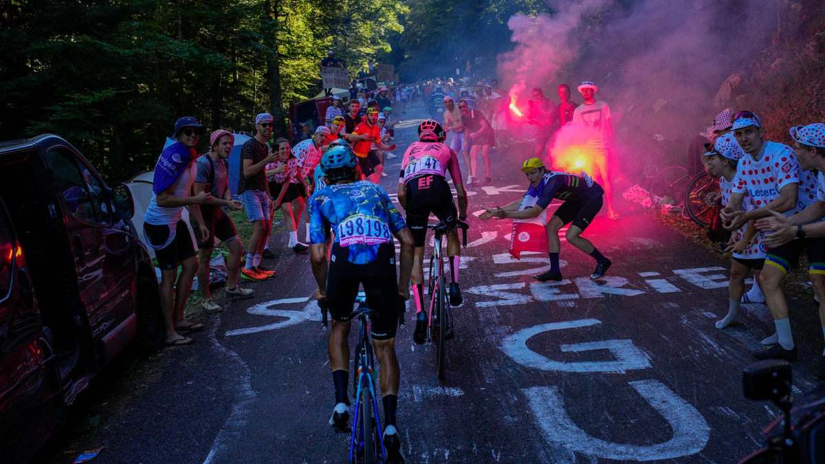Fans feuern James Shaw (M) aus Großbritannien und Harold Tejada aus Kolumbien an. - Foto: Daniel Cole/AP/dpa