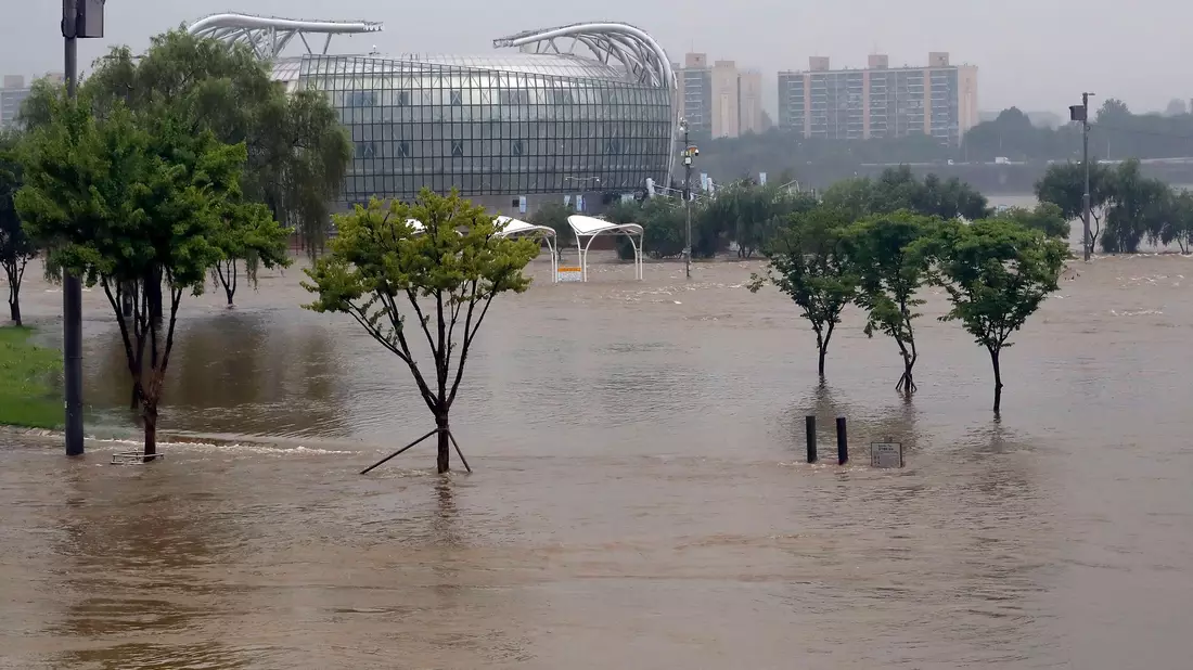 Massive Regenfälle lösen in Südkorea mehrere Erdrutsche und Stromausfälle aus. - Bild: NEWSIS/XinHua/dpa