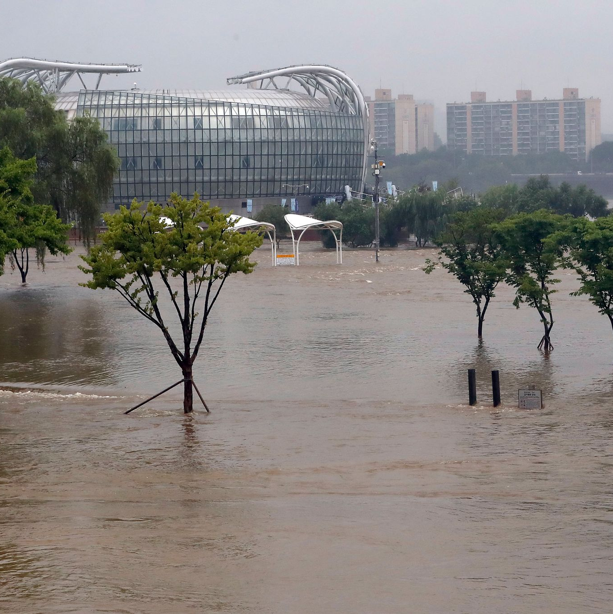 Massive Regenfälle lösen in Südkorea mehrere Erdrutsche und Stromausfälle aus. - Foto: NEWSIS/XinHua/dpa