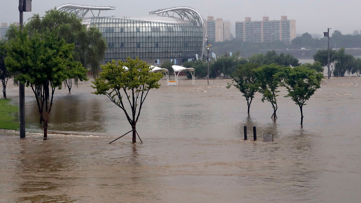 Massive Regenfälle lösen in Südkorea mehrere Erdrutsche und Stromausfälle aus. - Foto: NEWSIS/XinHua/dpa