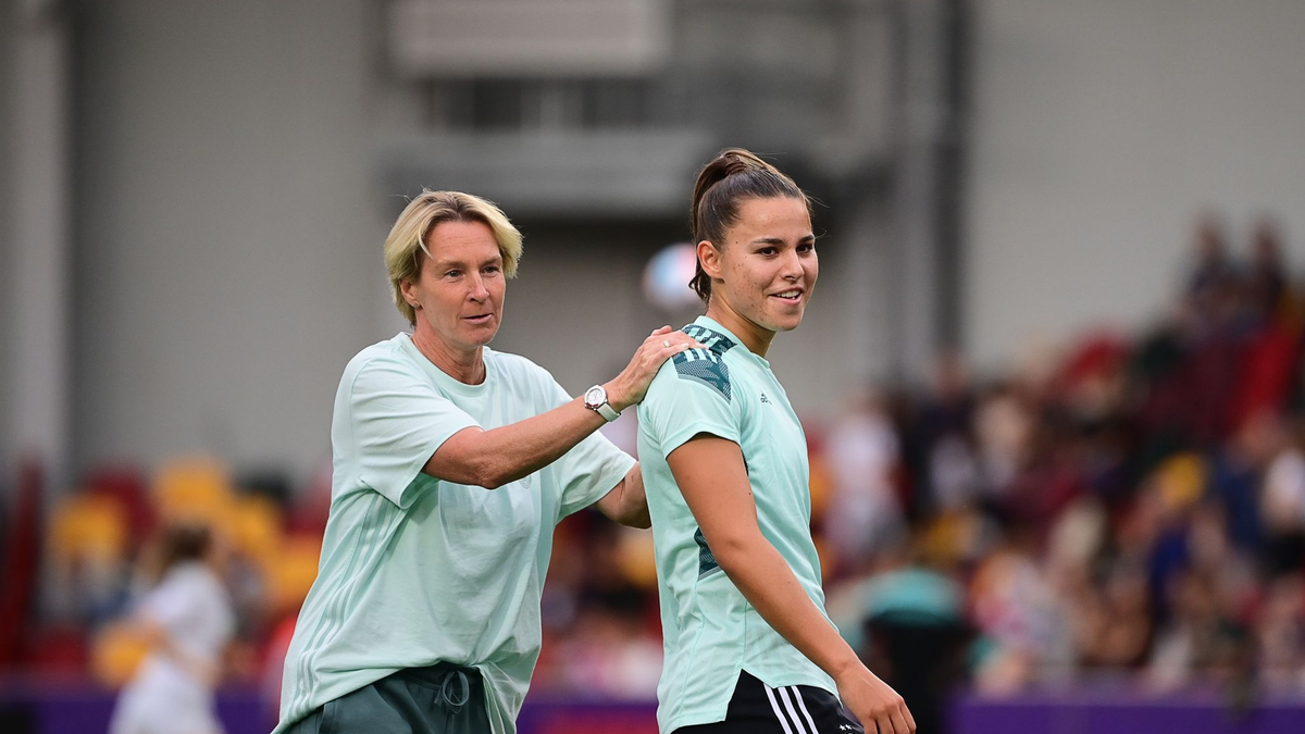 Bereit für die WM: Bundestrainerin Martina Voss-Tecklenburg (l) und Lena Oberdorf. - Foto: Sebastian Gollnow/dpa
