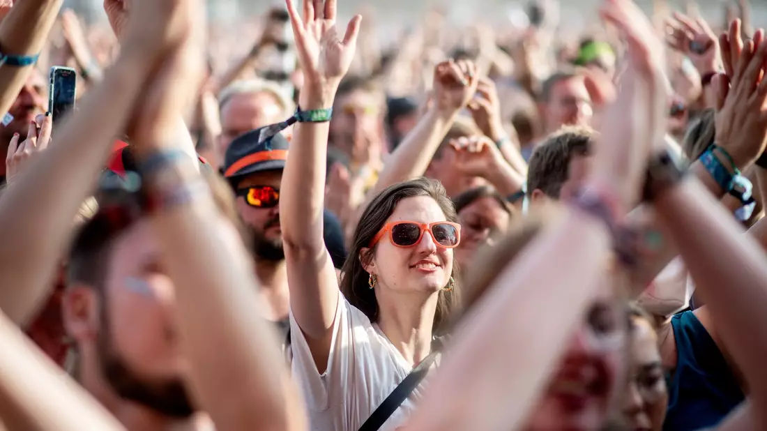 Wozu tanzen die Massen im Sommer 2023? Die Suche nach dem Sommerhit gestaltet sich schwieriger als sonst. - Bild: Hauke-Christian Dittrich/dpa