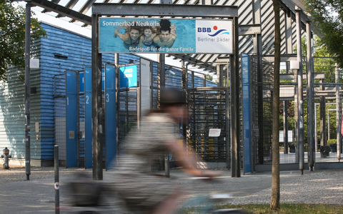 Das Columbiabad in Neukölln ist nach Auseinandersetzungen derzeit noch geschlossen. - Foto: Viola Lopes/dpa