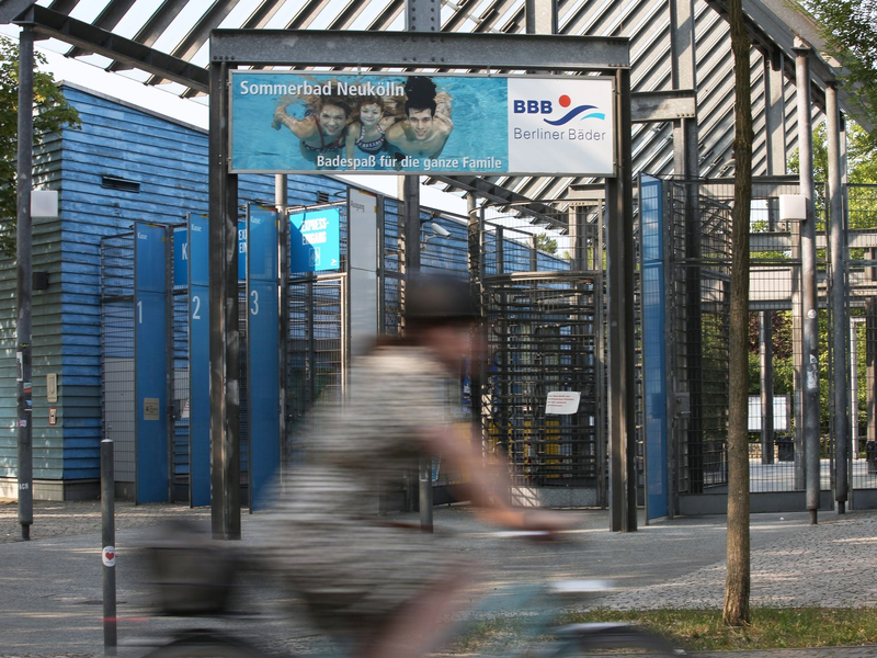 Das Columbiabad in Neukölln ist nach Auseinandersetzungen derzeit noch geschlossen. - Foto: Viola Lopes/dpa