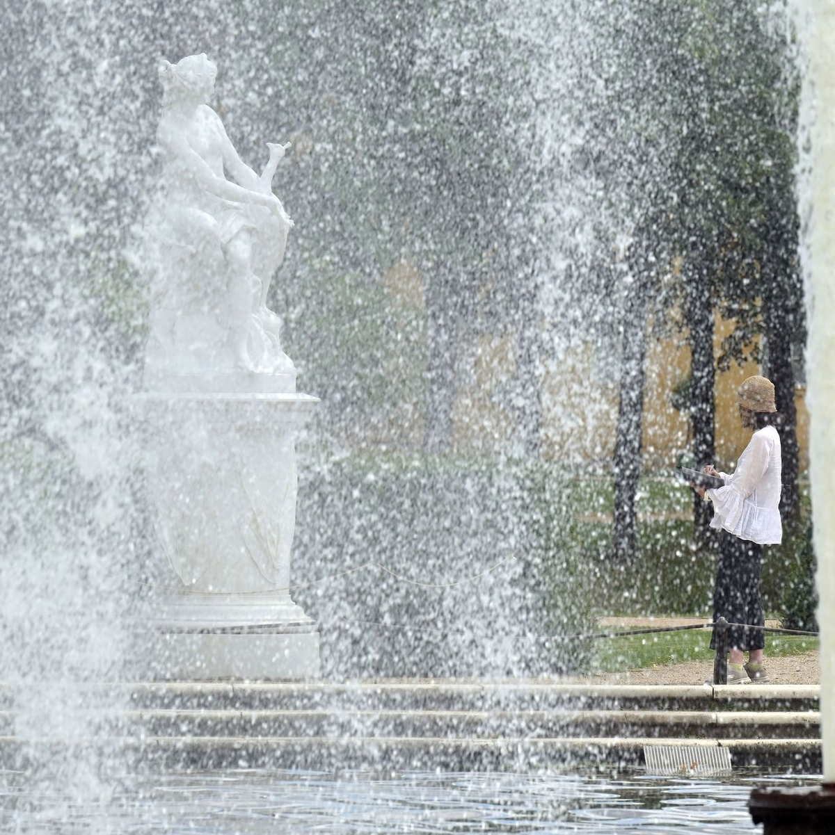 Im Süden und Osten Deutschlands werden die Menschen nach Abkühlung suchen. - Foto: Michael Bahlo/dpa