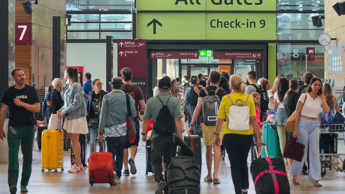 Während der Sommerferien wird mit rund 3,5 Millionen Fluggästen am BER gerechnet. - Foto: Soeren Stache/dpa