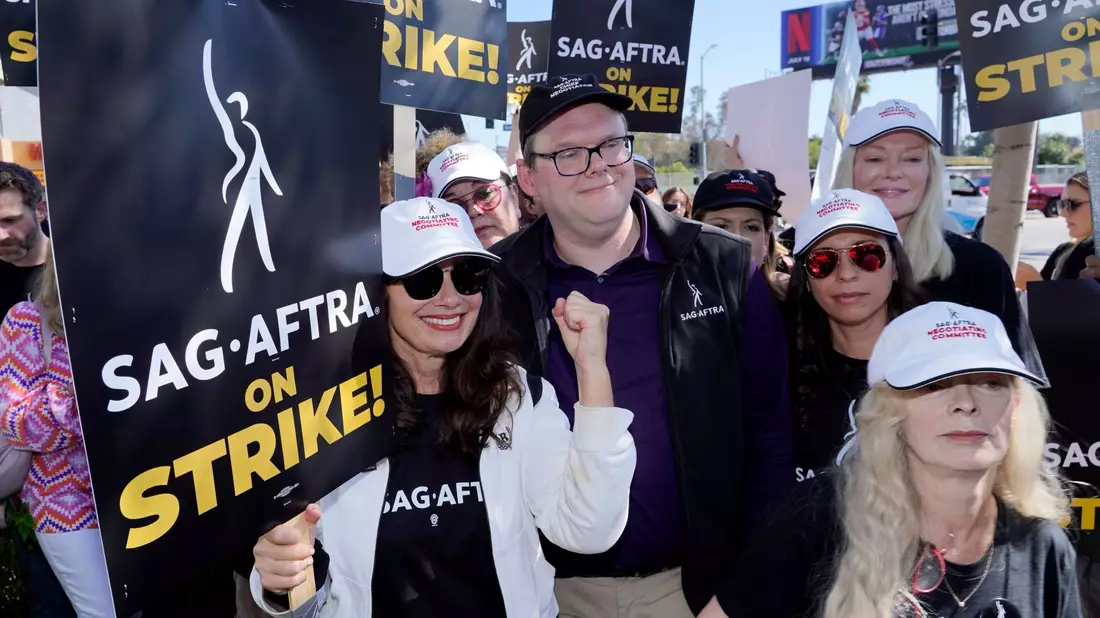 Fran Drescher (l), Vorsitzende der Schauspielgewerkschaft SAG-AFTRA, streikt gemeinsam mit US-Schauspielerin Frances Fisher (r). - Bild: Chris Pizzello/AP/dpa