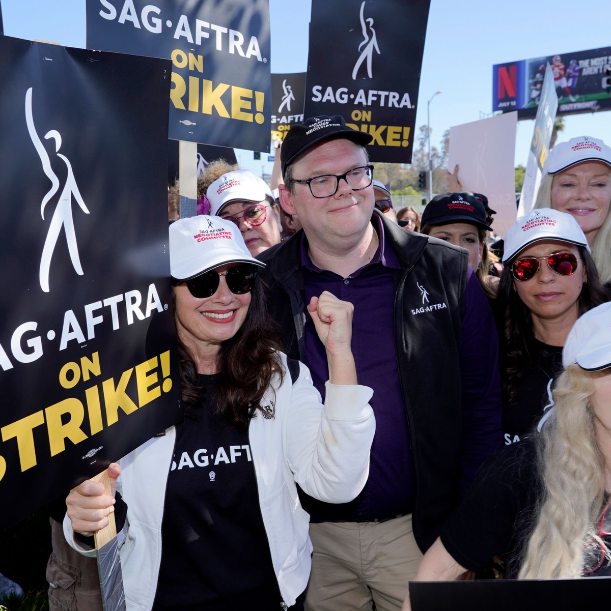 Fran Drescher (l), Vorsitzende der Schauspielgewerkschaft SAG-AFTRA, streikt gemeinsam mit US-Schauspielerin Frances Fisher (r). - Foto: Chris Pizzello/AP/dpa