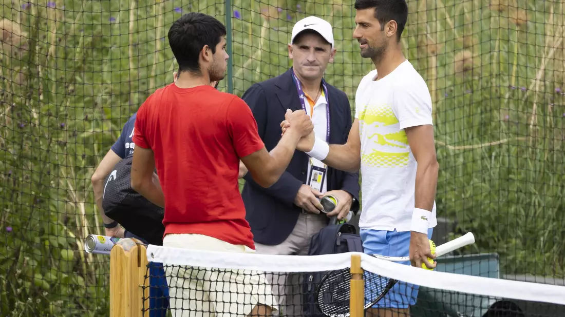 Novak Djokovic (r) und Carlos Alcaraz trafen bislang zweimal aufeinander. - Bild: Peter Klaunzer/KEYSTONE/dpa