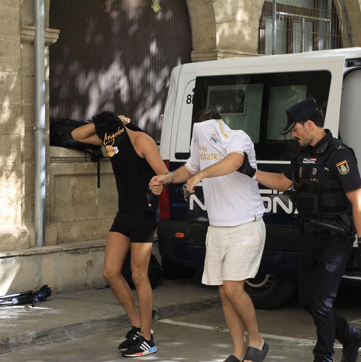 Polizisten führen die Verdächtigen zum Termin mit dem Haftrichter auf Mallorca. - Foto: Clara Margais/dpa