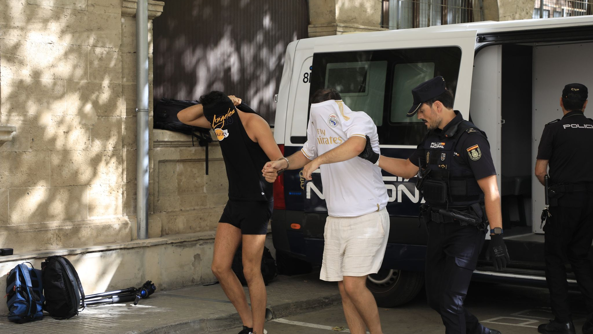 Polizisten führen die Verdächtigen zum Termin mit dem Haftrichter auf Mallorca. - Foto: Clara Margais/dpa
