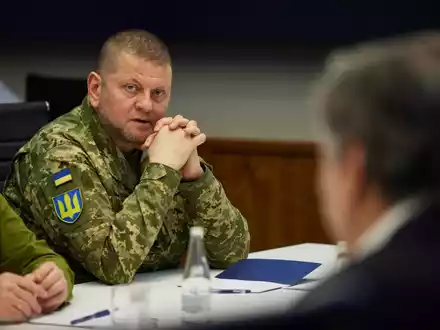Der Oberkommandierenden der ukrainischen Streitkräfte, Waleryj Saluschnyj. Hier im Gespräch mit US-Verteidigungsminister Blinken. - Foto: -/Ukrainian Presidency/dpa