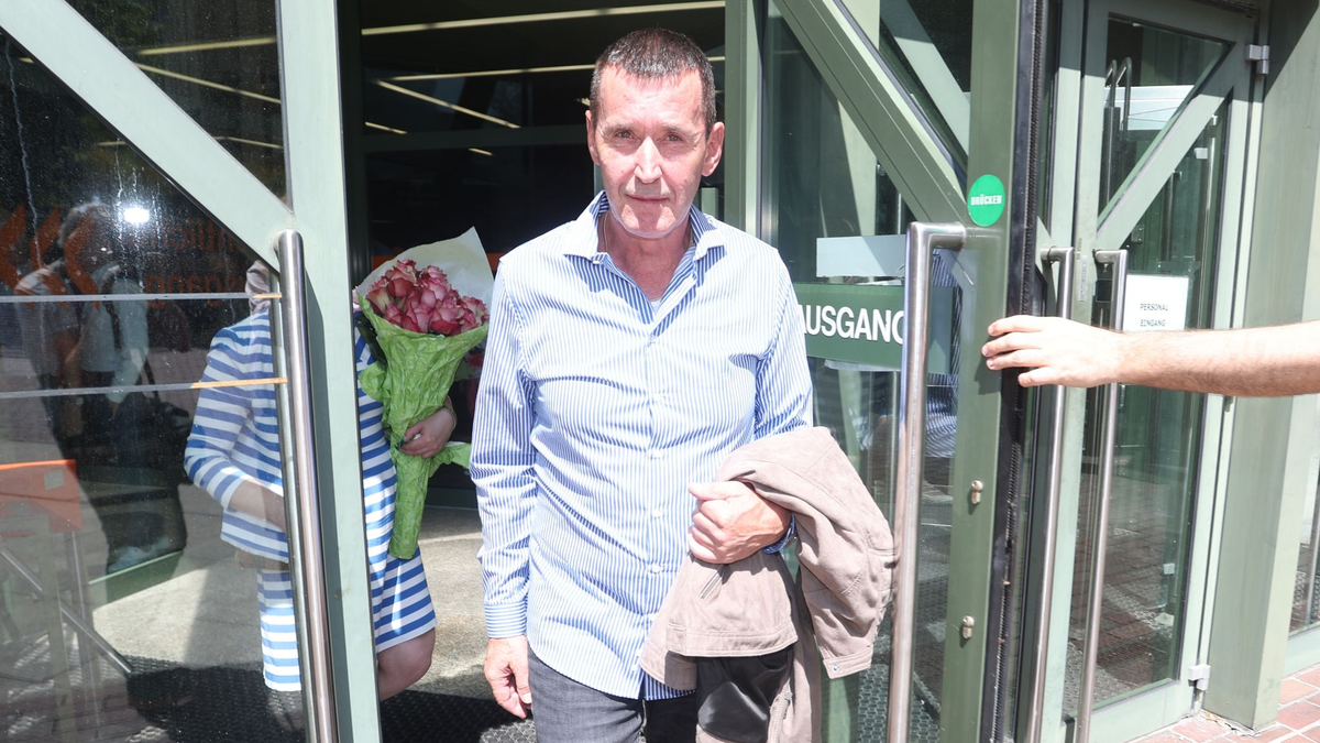 Manfred Genditzki verlässt nach der Urteilsverkündung im Wiederaufnahmeverfahren um den sogenannten Badewannen-Mordfall das Gericht in München. - Foto: Karl-Josef Hildenbrand/dpa