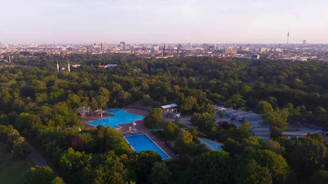 Blick auf das Columbia Bad in Neukölln.  Es bleibt bis Montag geschlossen. (Drohnenaufnahme) - Bild: Paul Zinken/dpa
