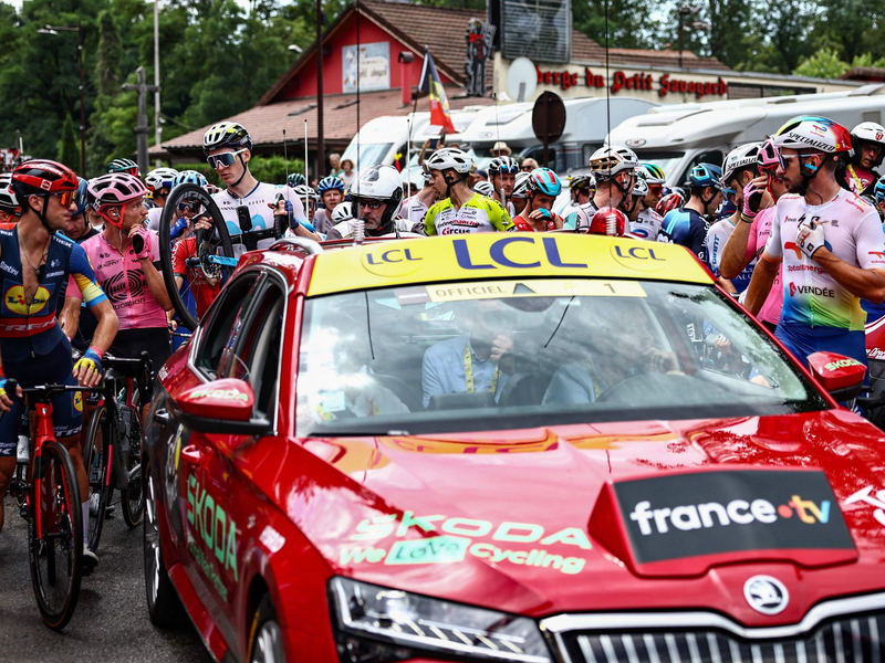 Die 14. Etappe wurde nach einem Massensturz für etwa 23 Minuten unterbrochen. - Foto: Anne-Christine Poujoulat/AFP/dpa