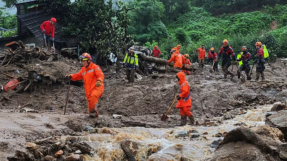 Rettungskräfte suchen  nach Personen in Häusern, die nach durch starken Regen verursachten Erdrutsch eingestürzt sind. - Bild: Uncredited/Gyeongbuk Fire Station Service Headquarters via Yonhap/AP/dpa
