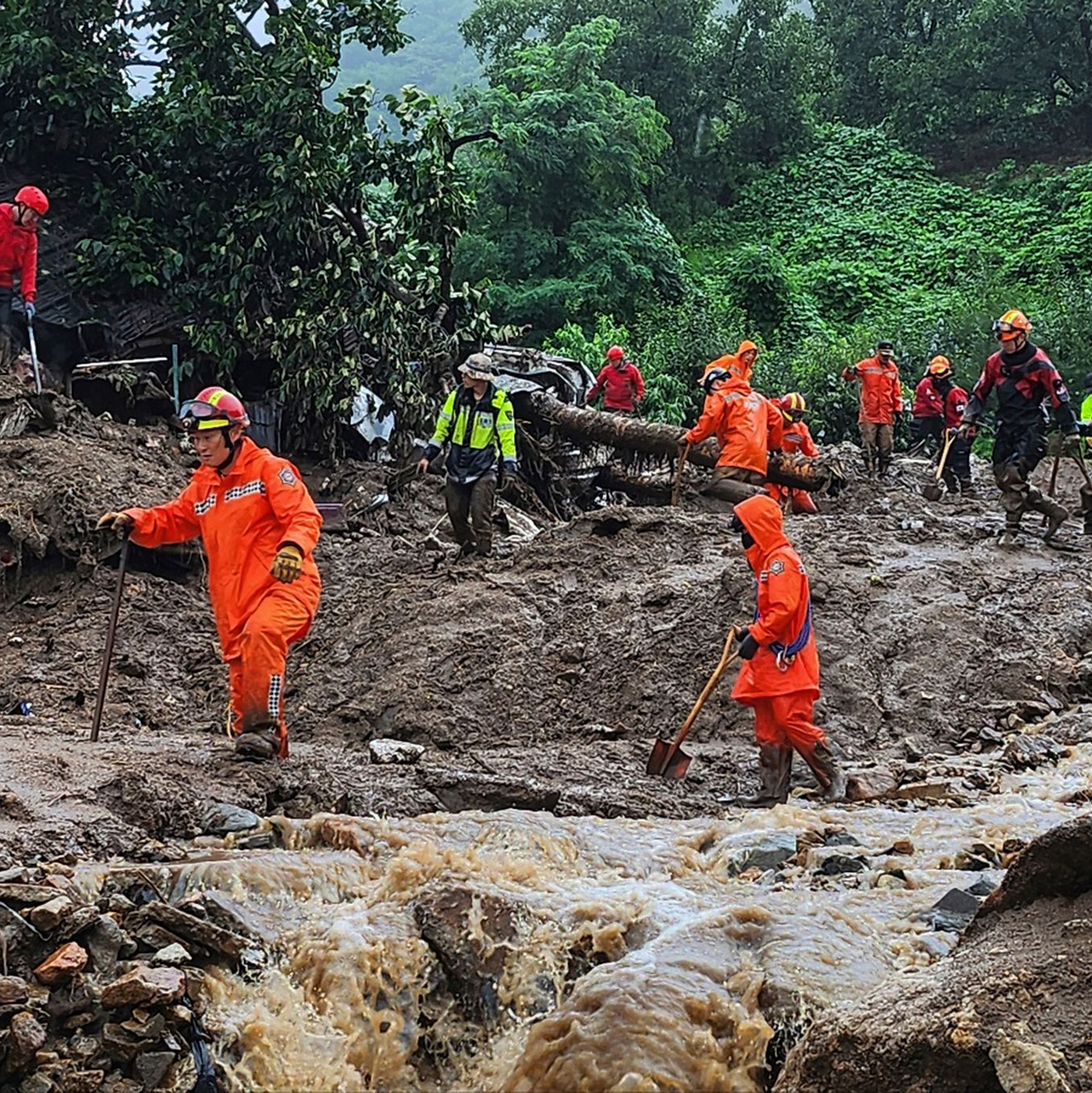 Rettungskräfte suchen  nach Personen in Häusern, die nach durch starken Regen verursachten Erdrutsch eingestürzt sind. - Foto: Uncredited/Gyeongbuk Fire Station Service Headquarters via Yonhap/AP/dpa