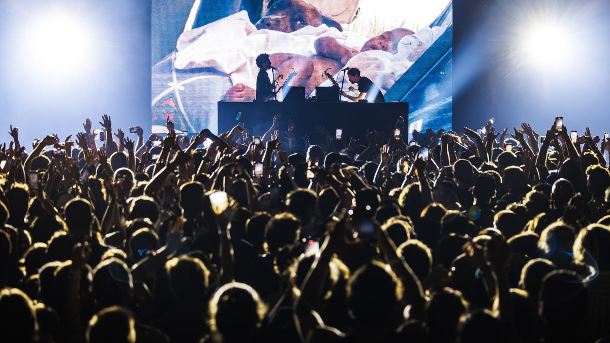 Das Musik-Duo The Blaze aus Frankreich tritt auf der Lab-Bühne beim 57. Montreux Jazz Festival (MJF) auf. - Foto: Valentin Flauraud/KEYSTONE/dpa