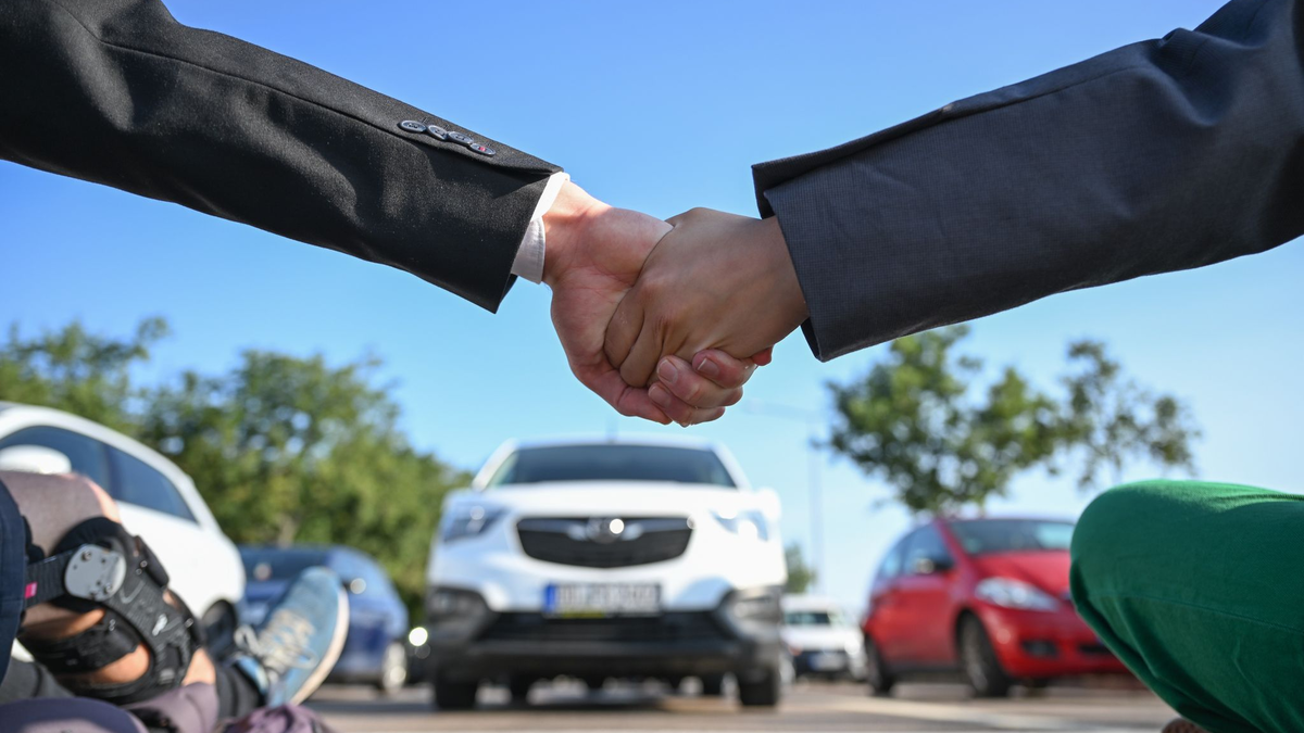 Mitglieder der Protestgruppe Letzte Generation nehmen an einer Sitzblockade an der Autobahnabfahrt am Elbepark in Dresden teil. - Foto: Robert Michael/dpa