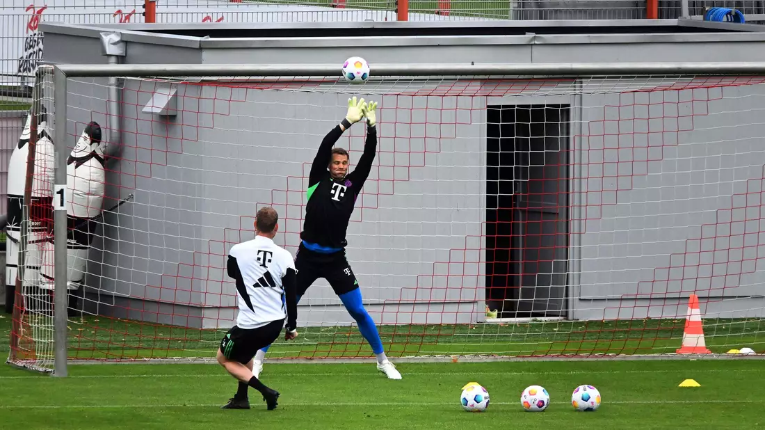 Bayerns Torwart Manuel Neuer trainiert weiterhin individuell. - Bild: Felix Hörhager/dpa