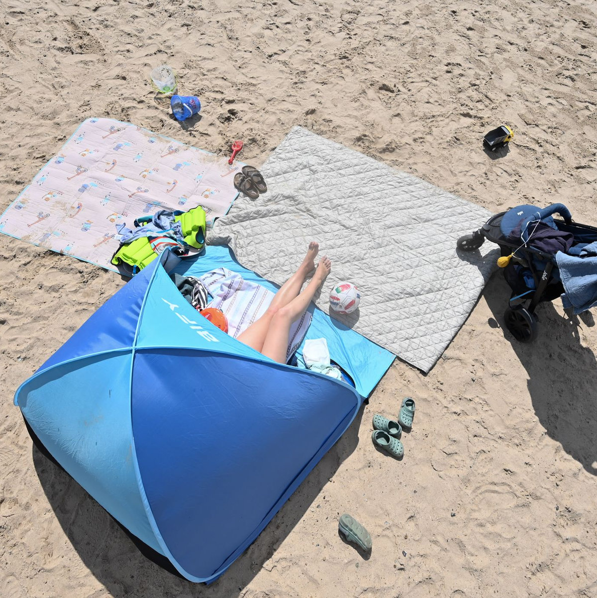 Eine Frau genießt in ihrer Sonnenmuschel das Sommerwetter am Badesee. - Foto: Lars Penning/dpa