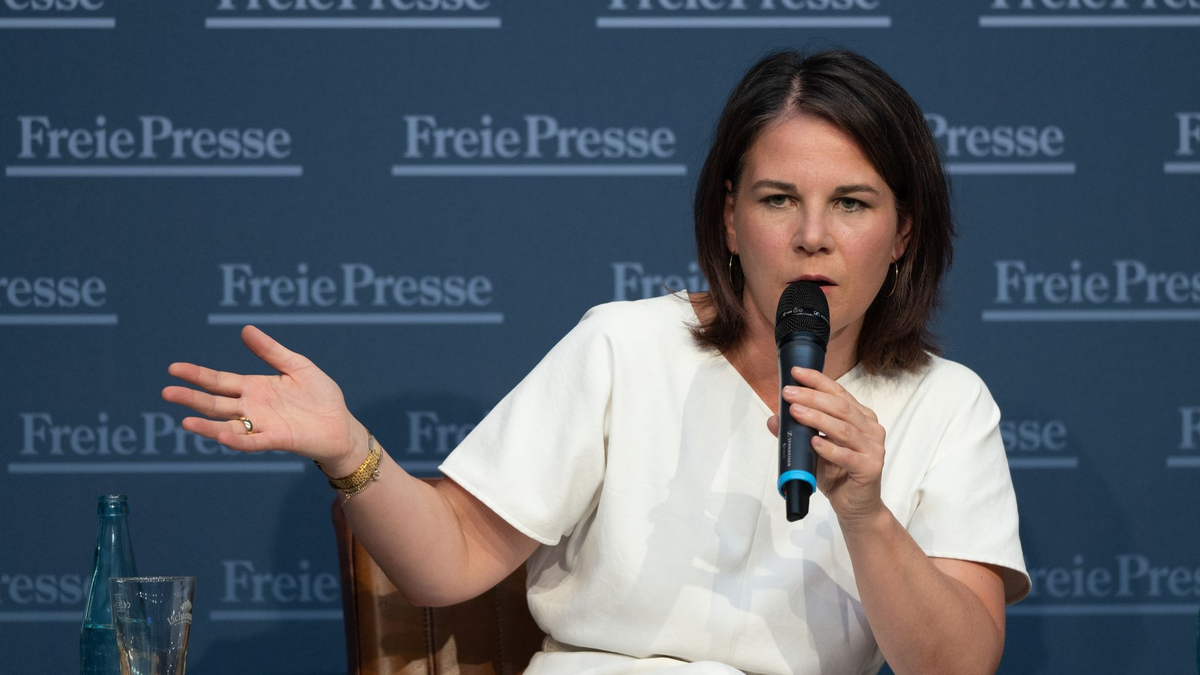 Annalena Baerbock wünscht sich Frieden für die Ukraine. - Foto: Hendrik Schmidt/dpa