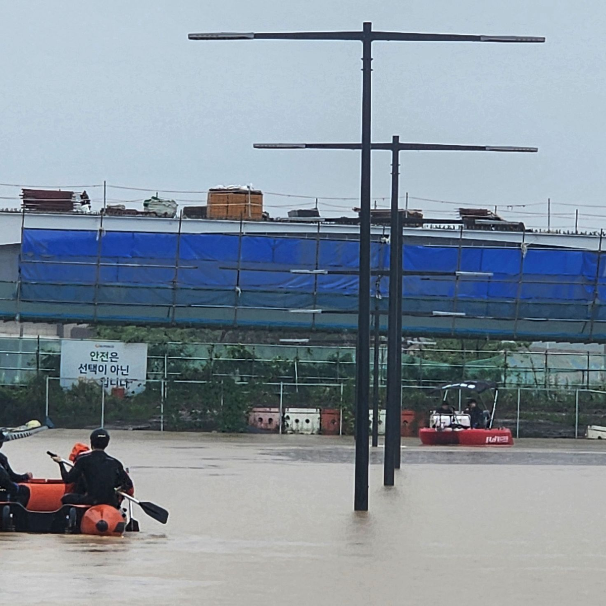 Rettungskräfte suchen nach Überlebenden. - Foto: Uncredited/South Korea National Fire Agency/AP/dpa