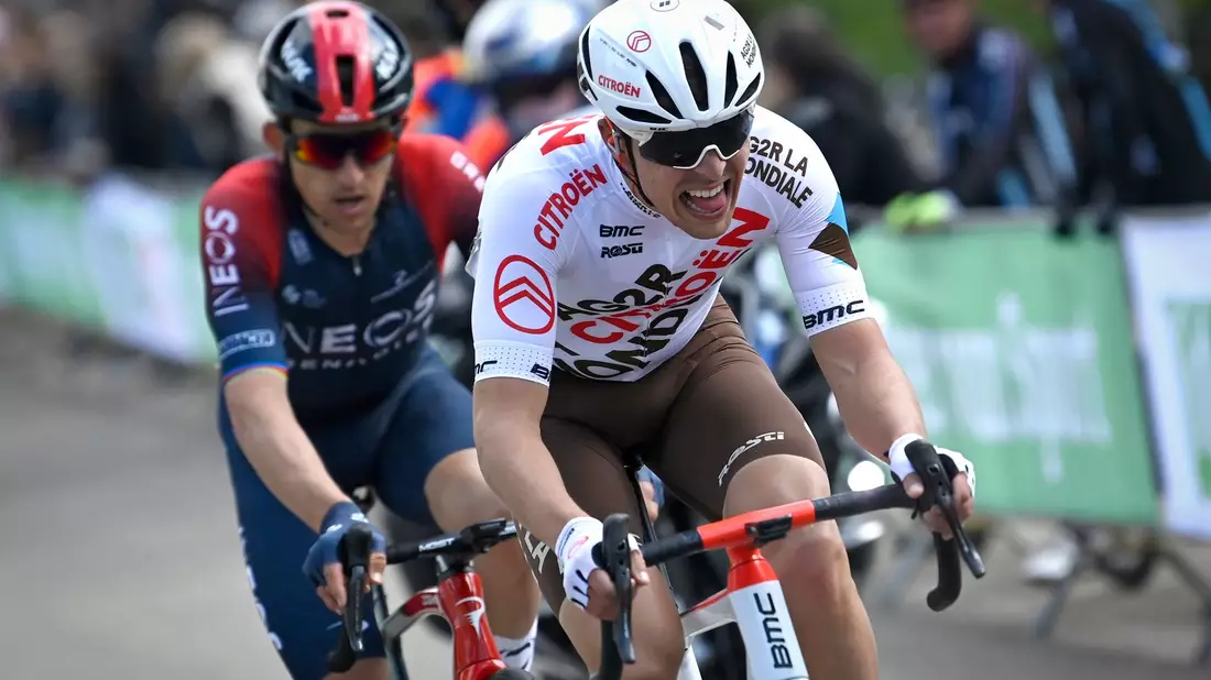 Benoit Cosnefroy (vorne) feierte auf der 14. Etappe mit seinen Fans. - Bild: Pool Nico Vereecken/BELGA/dpa