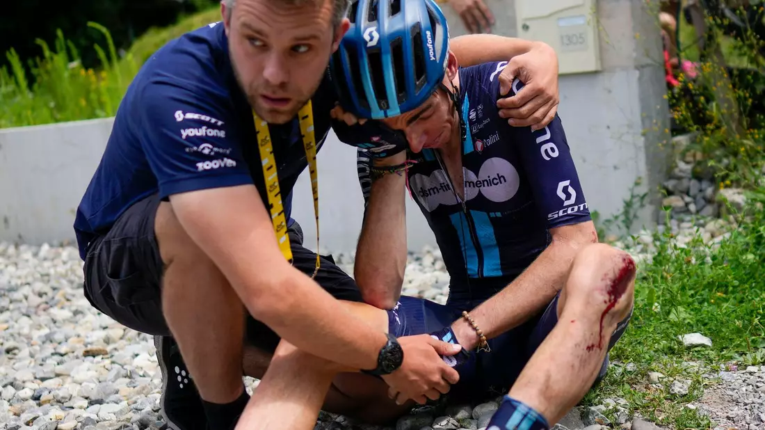 Romain Bardet aus Frankreich vom Team DSM - firmenich gibt das Rennen nach einem Sturz auf . - Bild: Thibault Camus/AP/dpa