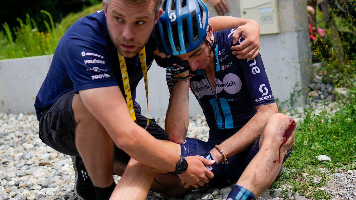 Romain Bardet aus Frankreich vom Team DSM - firmenich gibt das Rennen nach einem Sturz auf . - Foto: Thibault Camus/AP/dpa