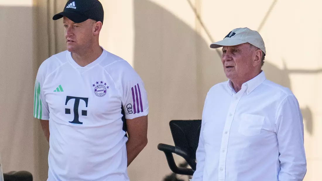 Uli Hoeneß (r) vermisst im deutschen Fußball den allerletzten Einsatz. - Bild: David Inderlied/dpa