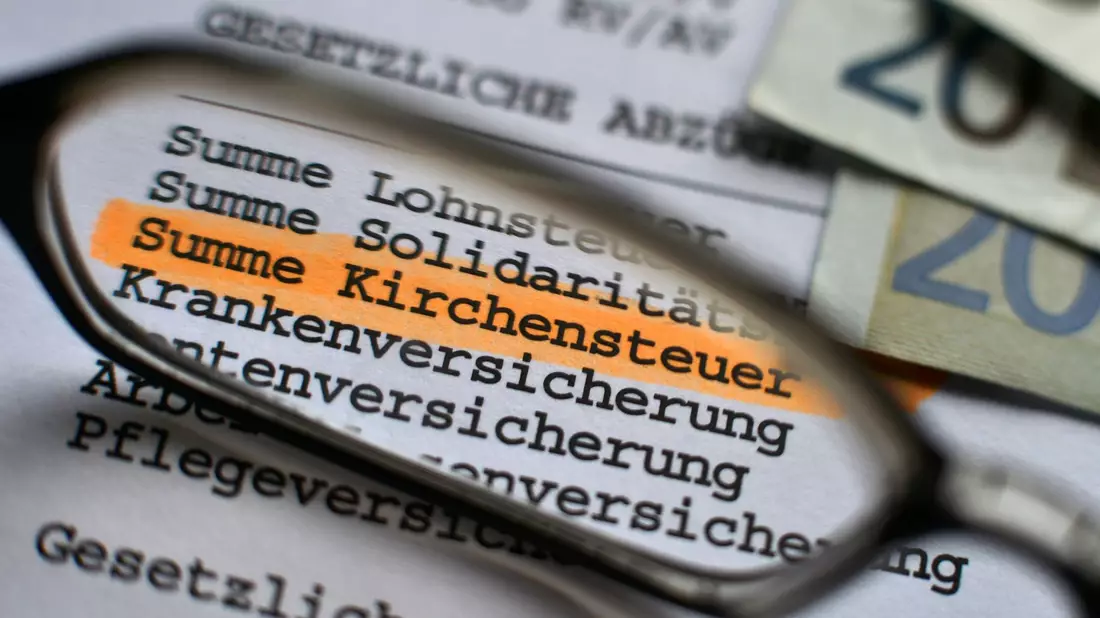 Unter den gesetzlichen Abgaben ist auf einer Abrechnung die Kirchensteuer ausgewiesen. - Bild: Hendrik Schmidt/dpa-Zentralbild/dpa