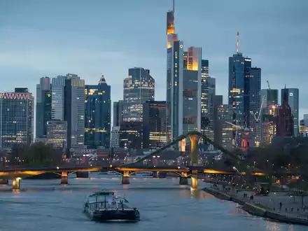 Der schnelle Anstieg der Zinsen im vergangenen Jahr hat laut einer Studie die Gewinne der europäischen Banken in die Höhe getrieben. - Foto: Boris Roessler/dpa
