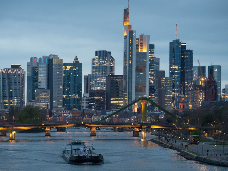 Der schnelle Anstieg der Zinsen im vergangenen Jahr hat laut einer Studie die Gewinne der europäischen Banken in die Höhe getrieben. - Foto: Boris Roessler/dpa