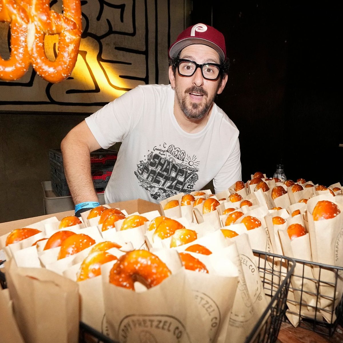 Schauspieler Adam Shapiro verkauft seine Brezeln bei einer Spendenaktion in Hollywood. - Foto: Mark J. Terrill/AP