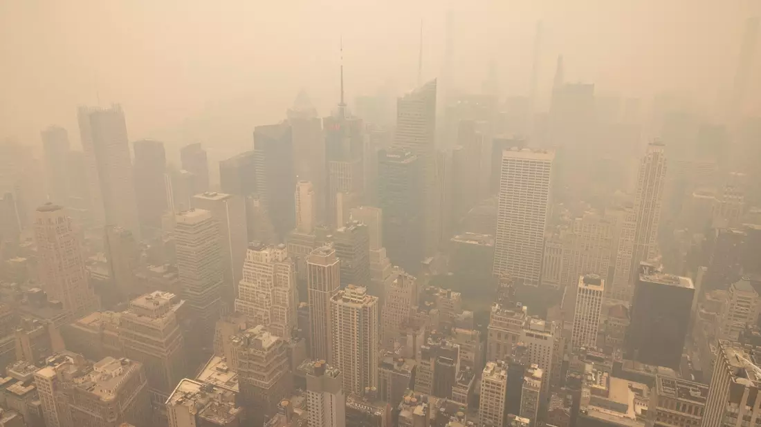 New York ist inmitten von Rauch zu sehen, der durch Waldbrände in Kanada verursacht wurde. - Bild: Yuki Iwamura/AP/dpa