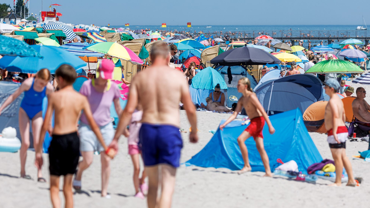Urlauber am Ostseestrand in Grömitz: Nicht jeder kann es sich leisten, in den Ferien wegzufahren. - Foto: Markus Scholz/dpa