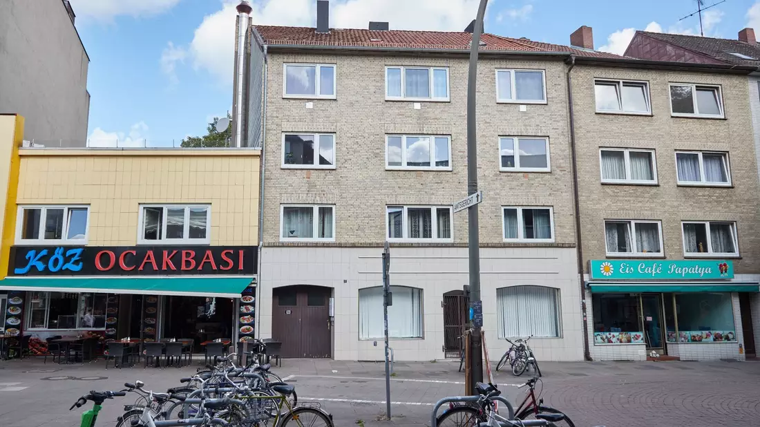 Blick auf das Mehrfamilienhaus in Hamburg-Harburg, aus dem ein Junge in die Tiefe stürzte. - Bild: Georg Wendt/dpa