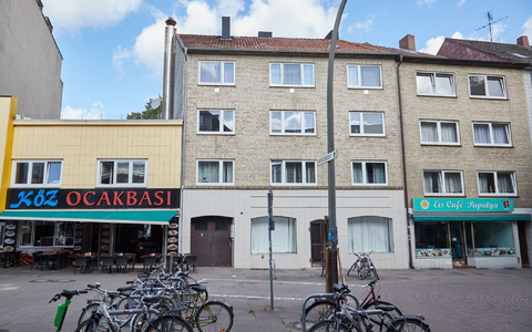 Blick auf das Mehrfamilienhaus in Hamburg-Harburg, aus dem ein Junge in die Tiefe stürzte. - Foto: Georg Wendt/dpa