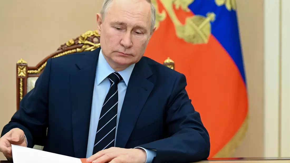 Wladimir Putin hat angedroht, im Krieg gegen die Ukraine auch Streubomben zu verwenden. - Bild: Aleksey Babushkin/Pool Sputnik Kremlin/AP/dpa