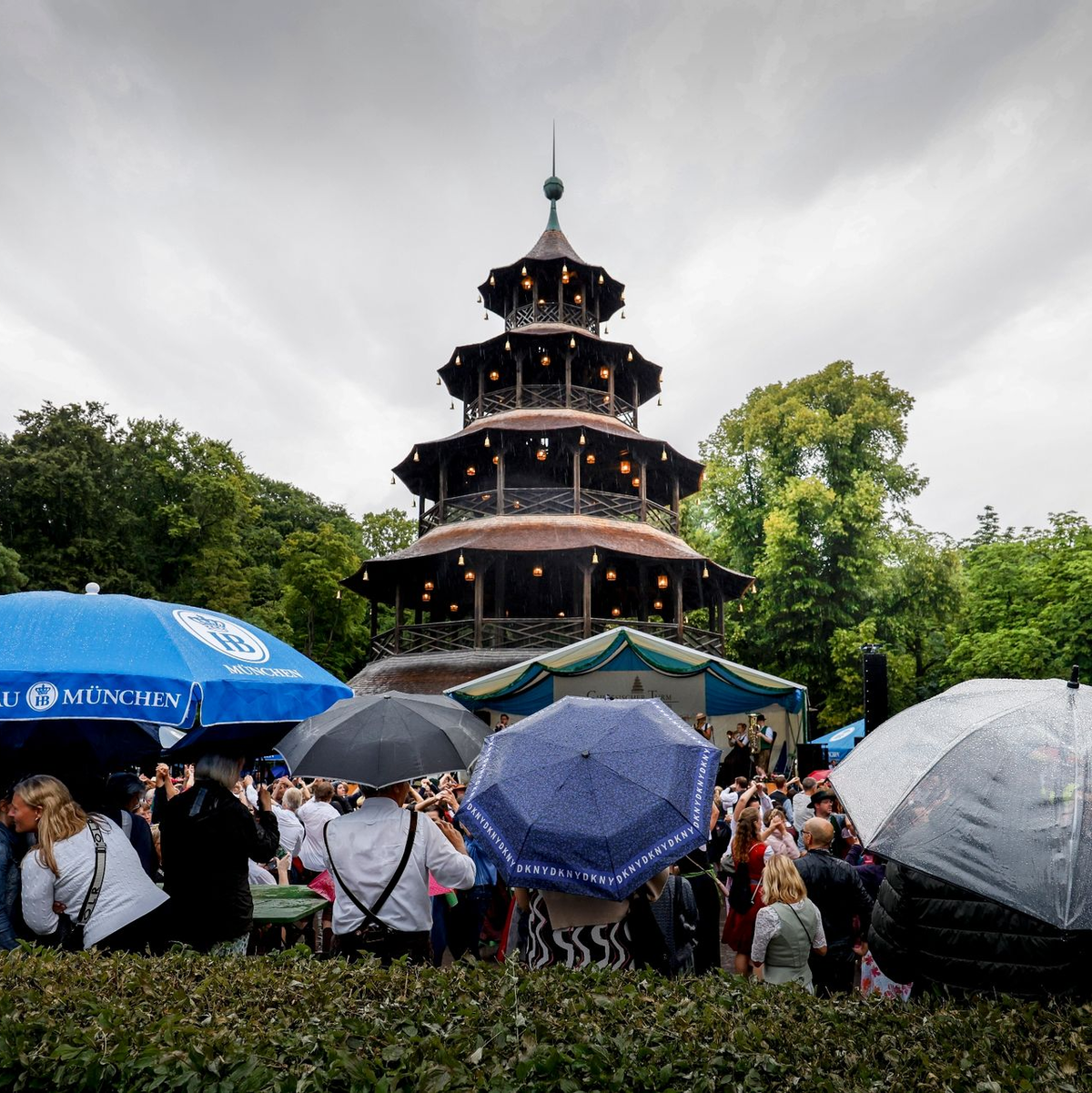 Kocherlball am Chinesischen Turm in Münchens Englischem Garten: Das Wetter hat es nicht so gut gemeint mit den Frühaufstehern. - Foto: Uwe Lein/dpa