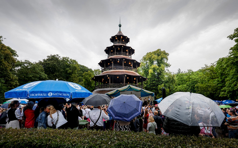 Kocherlball am Chinesischen Turm in Münchens Englischem Garten: Das Wetter hat es nicht so gut gemeint mit den Frühaufstehern. - Foto: Uwe Lein/dpa