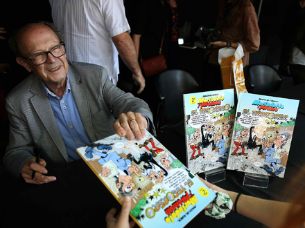 Der spanische Comic-Zeichner Francisco Ibáñez bei einer Signierstunde (2015). Jetzt ist er mit 87 Jahren gestorben. - Foto: Toni Albir/EFE/epa/dpa
