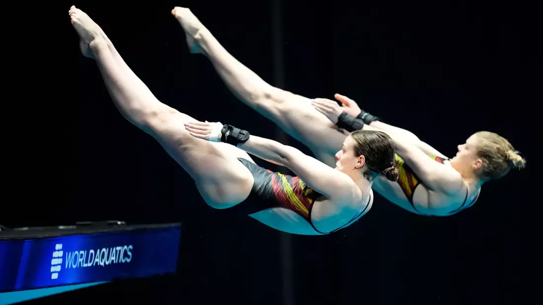 Blieben im Synchronspringen vom Turm ohne Podestplatz: Christina und Elena Wassen. - Bild: Lee Jin-man/AP/dpa