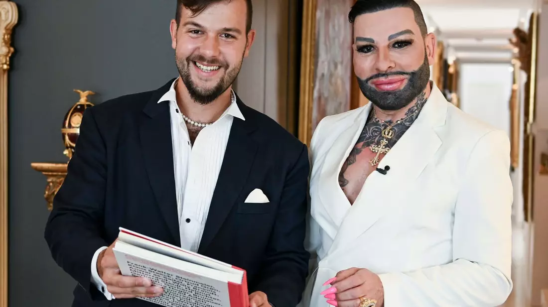 Harald Glööckler (r) und  Marc-Eric Lehmann zeigen sich gemeinsam in der Wohnung des Designers. - Bild: Jens Kalaene/dpa