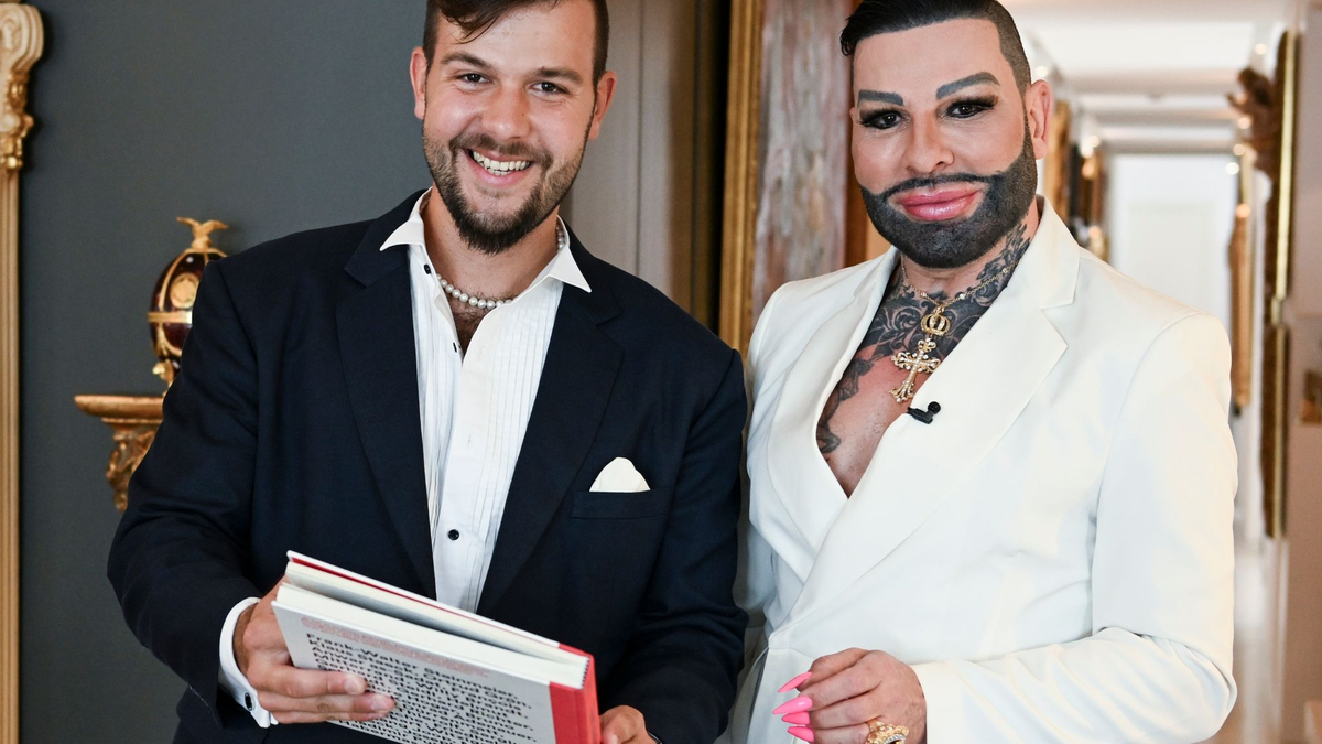 Harald Glööckler (r) und  Marc-Eric Lehmann zeigen sich gemeinsam in der Wohnung des Designers. - Foto: Jens Kalaene/dpa